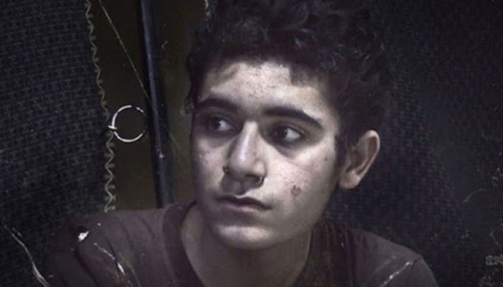 Петнадесетгодишният Фарси Фарес е обучаван да убива и да не се свени от зверствата, които му предстои да извърши