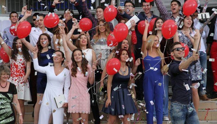 Дъжд от банкноти в евро и лева се изсипа днес над абитуриентите от Английската гимназия в Пловдив