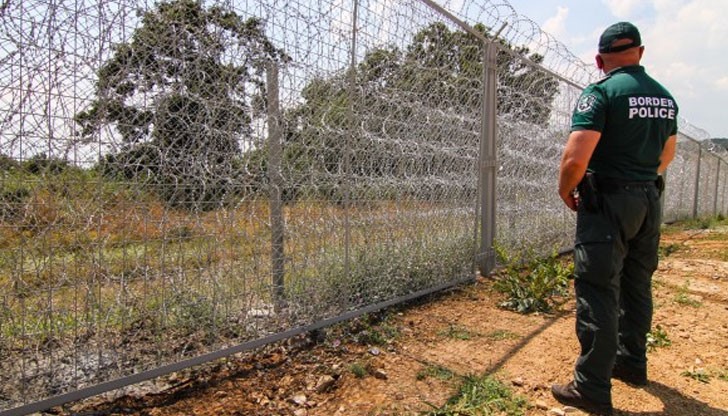 Каналджиите превеждат нелегално турско семейство, а после им вземат мобилните телефони и всичките им пари Каналджиите превеждат нелегално турско семейство, а после им вземат мобилните телефони и всичките им пари