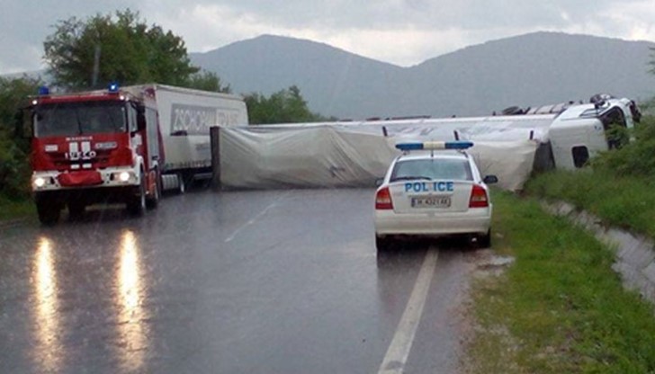 56-годишен мъж е починал при тежка катастрофа между кола и товарен автомобил край Смядово