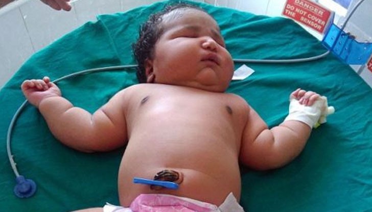 Детенцето се е родило в понеделник с цезарово сечение и тежи 6,8 килограма