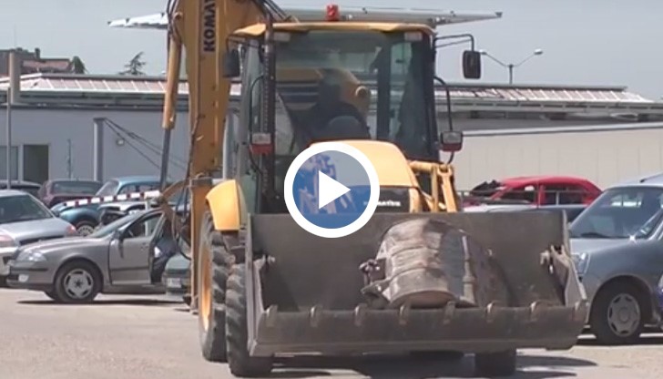 Под полицейска охрана днес по обяд започна разбиването на незаконен път, който обслужва няколко фирми по булевард „Христо Ботев“