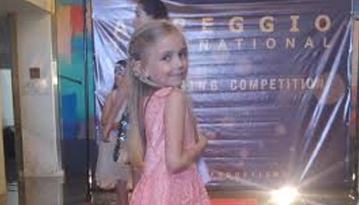 Осемгодишната Марина Петрова - солистка от Детска вокална група „Слънце”  представи достойно град Русе