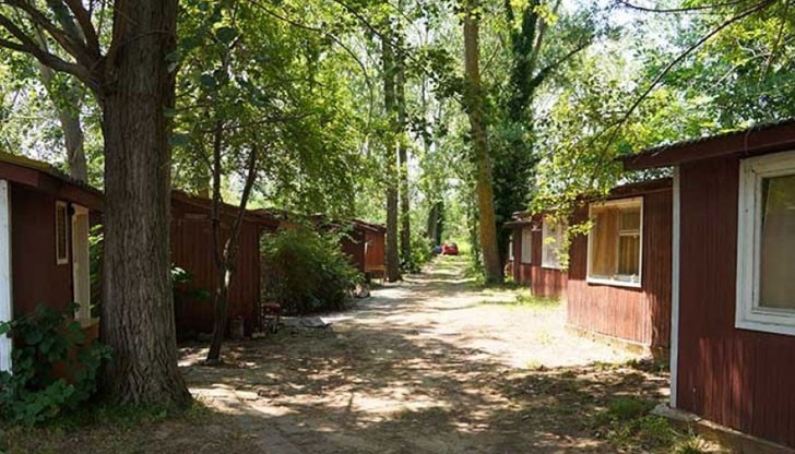 В навечерието на новия туристически сезон двата къмпинга изглеждат неподдържани и занемарени