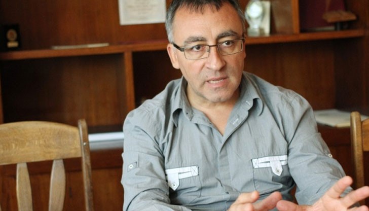 От личния си профил в социалната мрежа Диян Стаматов сподели откъси от произведения, които могат да се паднат на матурата