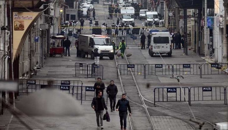 Автомобил е бил взривен, докато покрай превозното средство е минавал микробус, превозващ военни