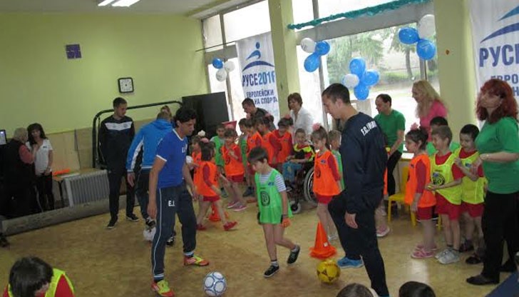 Малките футболисти трябваше да демонстрират майсторство и да вкарат гол в мини врати