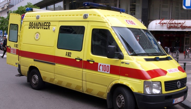 Кранът, който той управлявал е паднал върху гимназия в белгийския град Кортрейк Кранът, който той управлявал е паднал върху гимназия в белгийския град Кортрейк