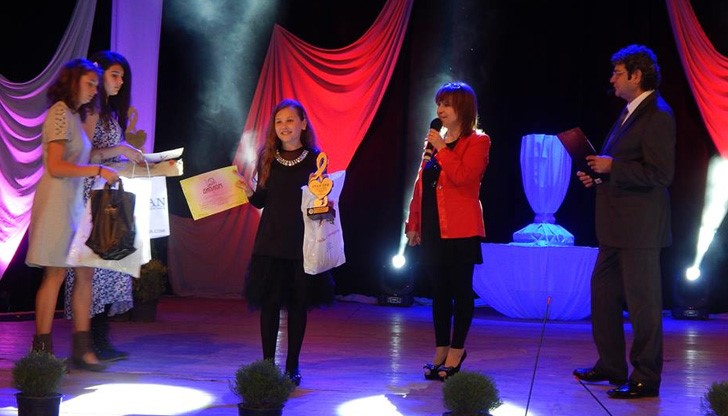 Наградата е в направлението  „С песните на Мими и Развигор“ на четвъртото издание на конкурса „15 Лалета“ – гр Хисар