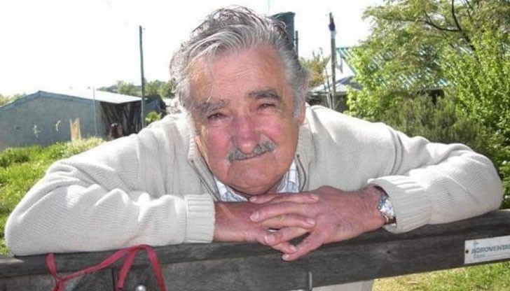 Той живее като обикновен човек, кара обикновен автомобил и живее в къща на село