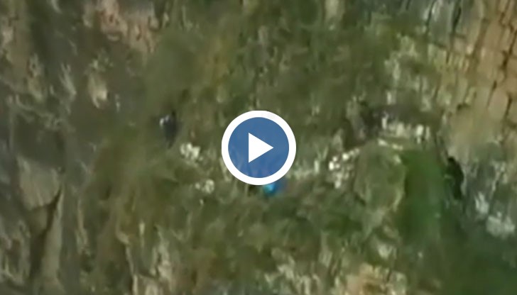 Учениците, някои от които са едва 6-годишни, се изкачват по стръмната повърхност по изключително паянтова стълба