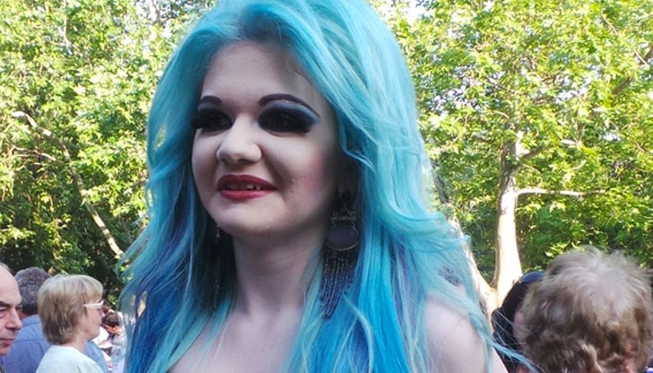 Андреа дойде на бала като истинска кукла Барби