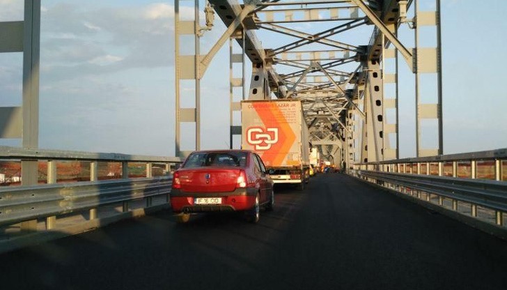 Светофари няма, а ако се образуват колони, те се пропускат последователно