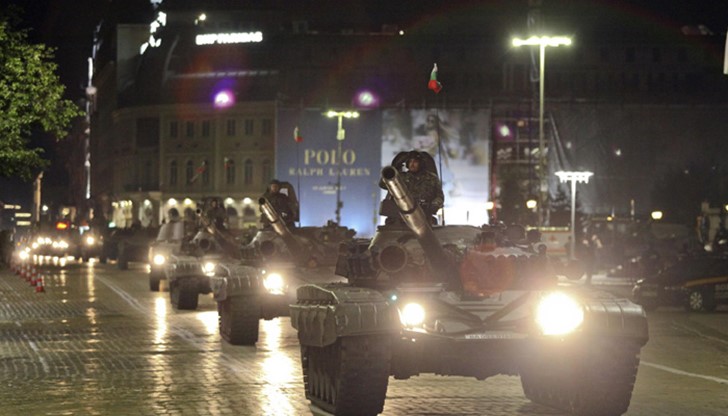 Танкове, самоходни гаубици, ракетни комплекси и още много бойна техника премина малко след 23 часа тази нощ по жълтите павета