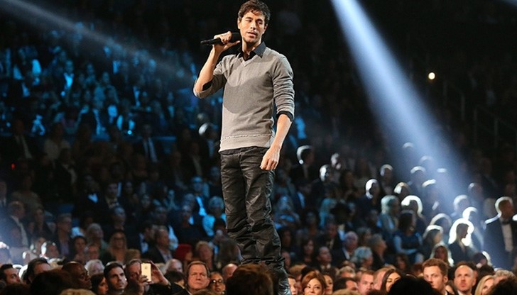 Певецът видял плаката на Иван в пубилката, на който пишело - Енрике, моля те, помогни ми да предложа брак на приятелката си!