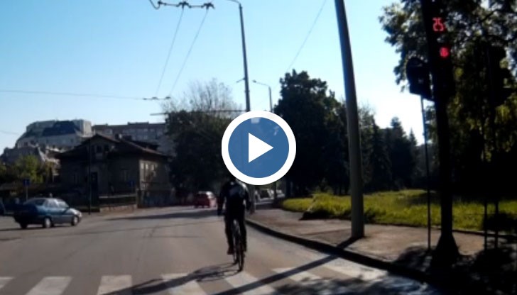 Велосипедистът преминава на червен светофар