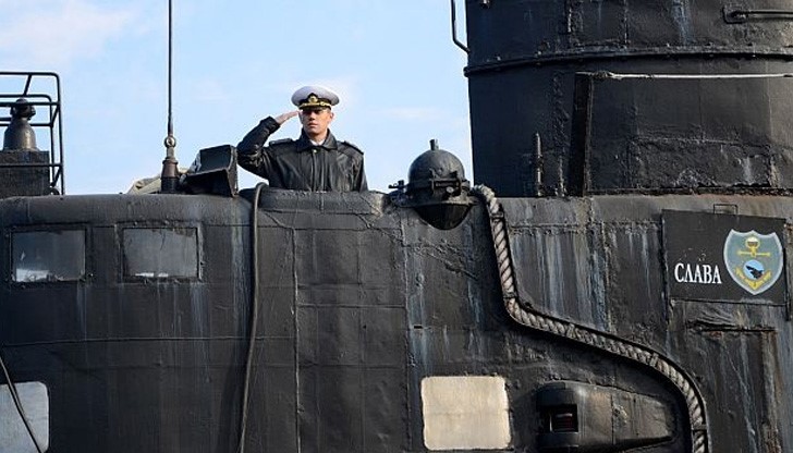 Военният ритуал с почести просълзи всички до един така, както беше при тъжната раздяла с последната бойна “Слава” Военният ритуал с почести просълзи всички до един така, както беше при тъжната раздяла с последната бойна “Слава”