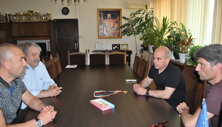 Кметът Пламен Стоилов се срещна с новия изпълнителен директор на ФК „Дунав“ Ивайло Петков и президента на клуба д-р Симеон Симеонов