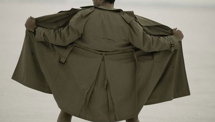 Групи ученички от бургаските и варненските гимназии с ужас забелязали как дядковци със свалени панталони ги наблюдават