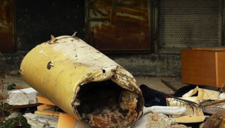 Съпругата му Салтирия, която също е танцьорка, загива на място