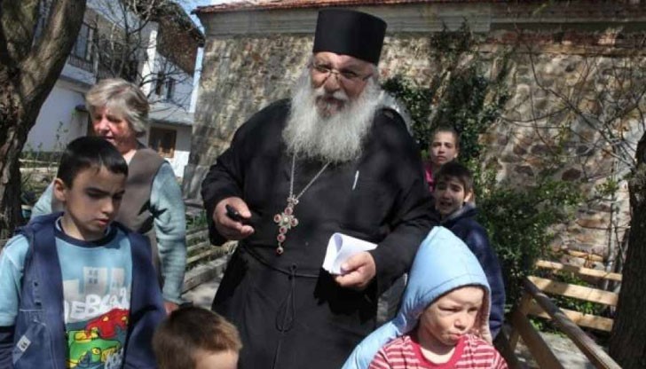 Отец Иван споделя, че в приюта храни 300 души, а парите намаляват