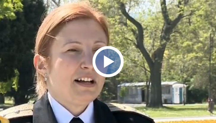 Капитан-лейтенант Сузана Асенова попада в армията, след като чува обява по радиото през 1999 година