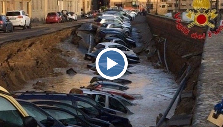 200-метров участък от улица в центъра на Флоренция се е срутил и повлякъл със себе си паркираните автомобили