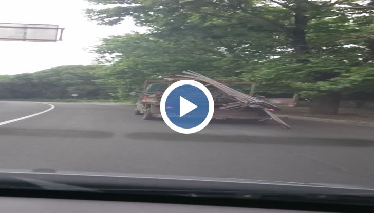 Необезопасен товар (арматура), който стърчи повече от 2 метра зад камиона