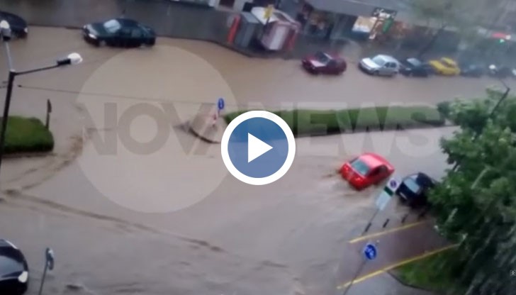 Проливен дъжд потопи улиците в Стара Загора под вода