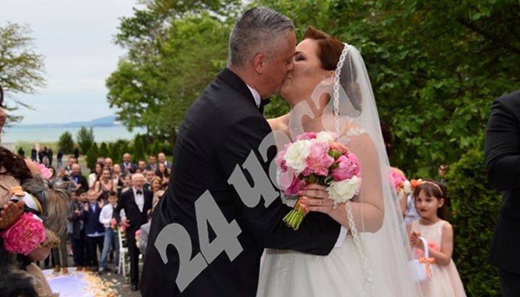 Кметът на Бургас ожени Божидар и Ива със стихове на Фотев