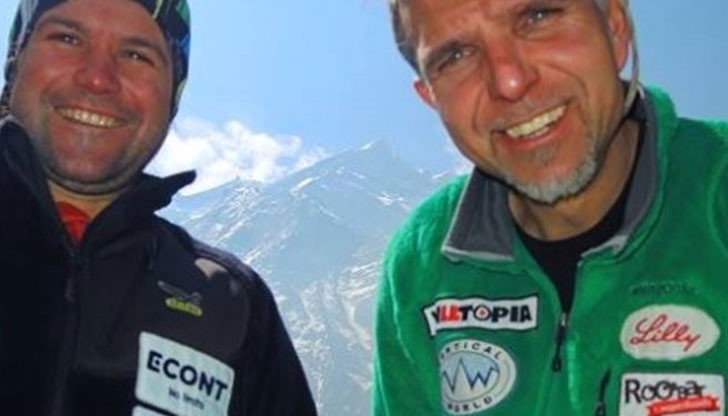 Днес, точно в 12 часа непалско време, Боян Петров и д-р Атанас Скатов са изкачили връх Макалу (8481 м.)