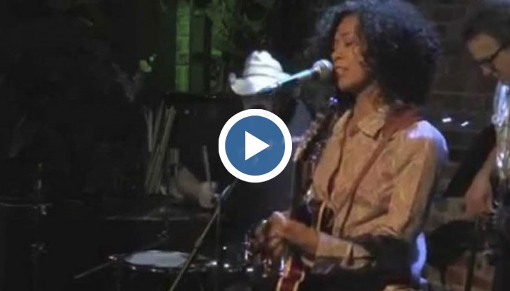 Хора от екипа на Енрике Иглесиас са станали жертва на расистко нападение в центъра на столицата