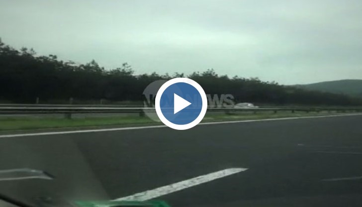 Полицейска кола кара в аварийна лента в насрещното платно с 90-100 км/ч