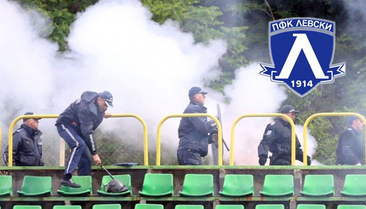 Полицаите бягат уплашени пред… „синия народен гняв“ Полицаите бягат уплашени пред… „синия народен гняв“