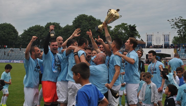 Футболистите от „Дунав“ излязоха за награждаването с фланелки, на които пишеше „25 години стигат – „Дунав в „А“ група“