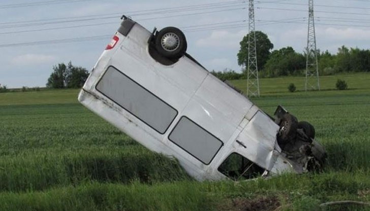 Микробус се заби като паметник вертикално в нива край село Мадара