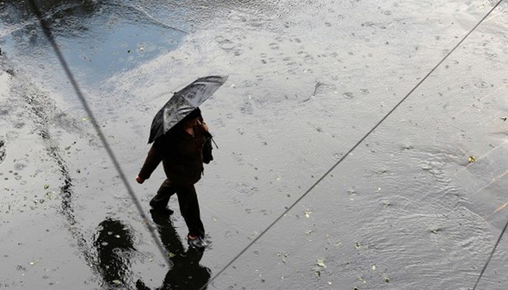Възможни са затруднения при шофиране заради намалена видимост и аквапланинг Възможни са затруднения при шофиране заради намалена видимост и аквапланинг