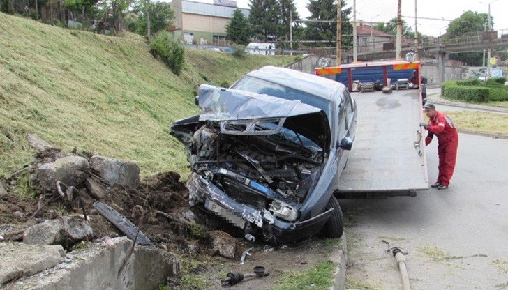 Бягайки от първата катастрофа с висока скорост, той се натриса в бетонната стена