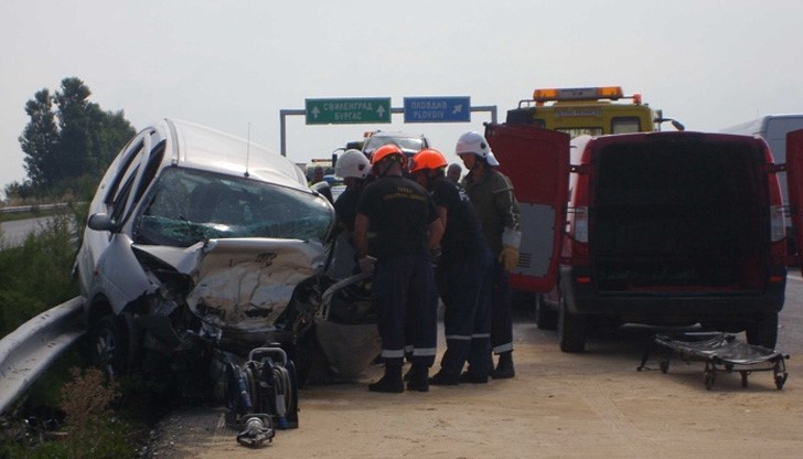 Автомобил се е ударил в разделителната мантинела, обърнал се е и се е запалил. Шофьорът е изхвърчал от колата, загинал е на място