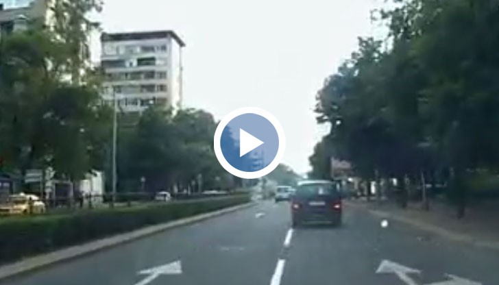 Арогантен шофьор направи поредица от рискови маневри