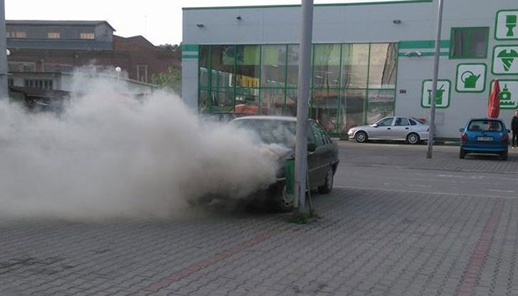 "Опел" се самозапали поради техническа неизправност