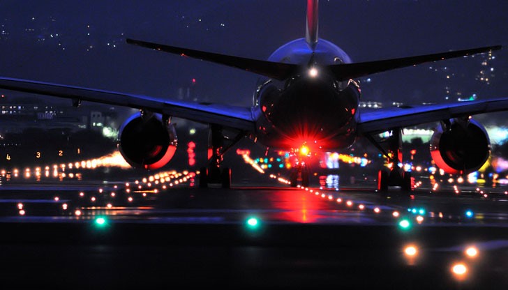 Самолет на турските авиолинии е излязъл от пистата, докато кацал в дъждовно време