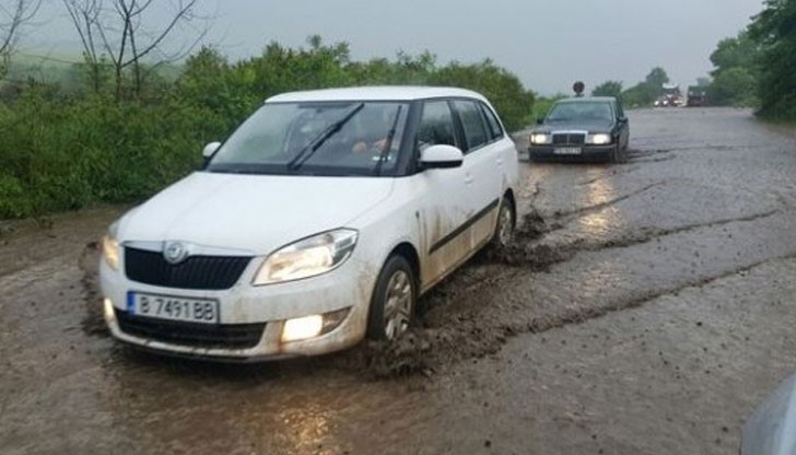 Причина за калните реки, е че в близост до пътя има разорани ниви