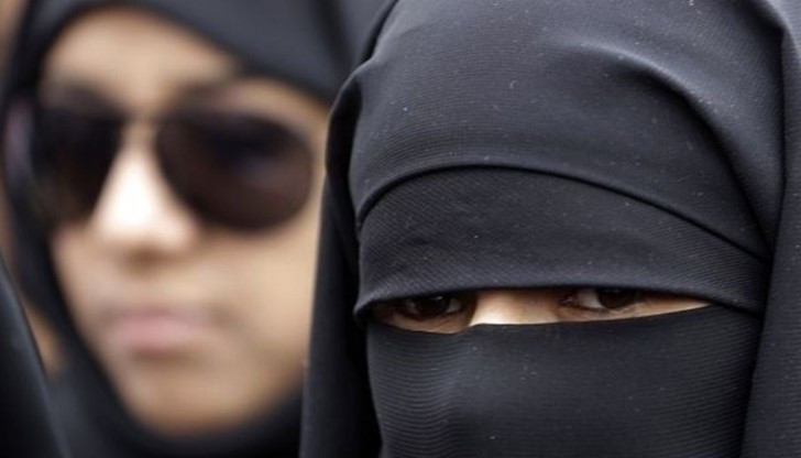 Днес полицаи съставиха акт на първата жена с бурка