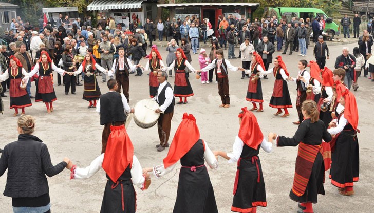 Надиграването включва Дунавско, Еленино, Дайчово и Самоковско хоро Надиграването включва Дунавско, Еленино, Дайчово и Самоковско хоро