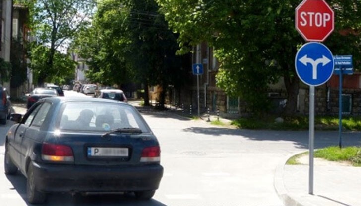 По определение, предназначението на пътните знаци и пътната маркировка е да служат за създаване на организация