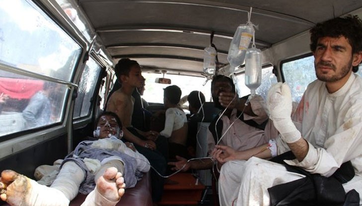 Катастрофата е станала между два автобуса и цистерна