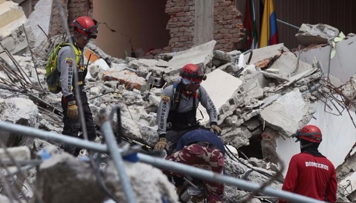 Венецуелски спасители извадиха изпод развалините оцелял възрастен мъж 13 дни след разрушителното земетресение в Еквадор