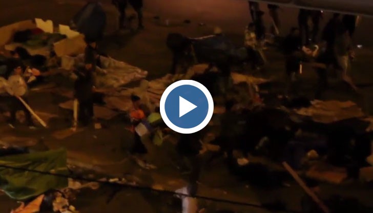 Бежанци в Париж се удрят едни други с метални прътове и дървени дъски