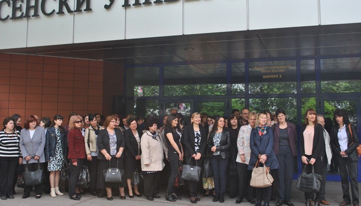 Във форума участват над 50 фирми, факултети и катедри, а организатори тази години са инженерните факултети на Русенски университет